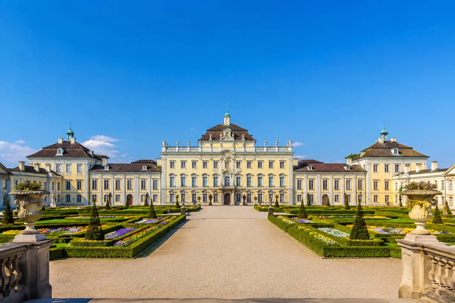 Residenzschloss Ludwigsburg – die Sport-Orthopädie Dr. Lukas liegt nur rund 10 Minuten entfernt