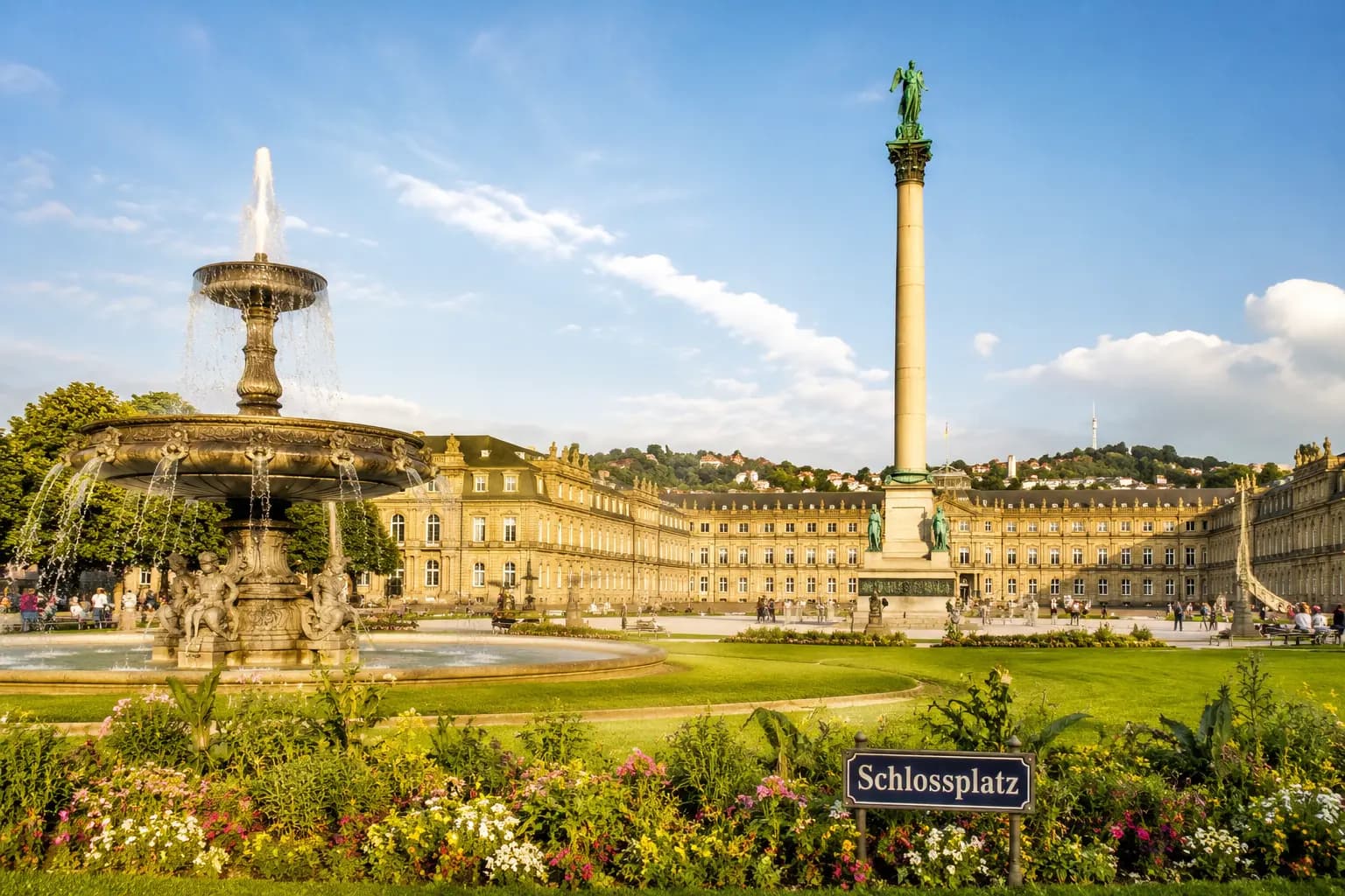 Schlossplatz in Stuttgart – die Sport-Orthopädie Dr. Lukas liegt nur rund 20 Minuten entfernt